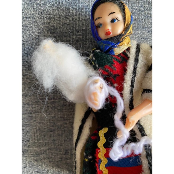 VINTAGE 1960s Peruvian Girl Doll with Wool Yarn Spindle in hands - Picture 2 of 4